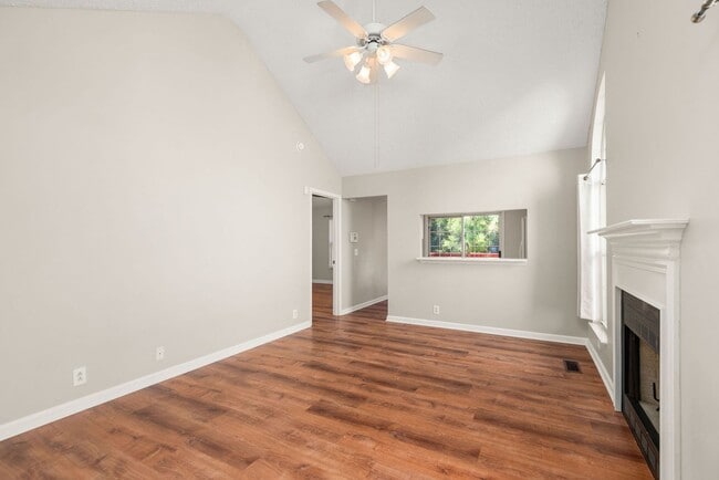 Building Photo - Highly sought after Chesney Glen division. 3 bedroom 2.5 Bath home in hermitage.