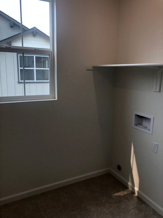 Building Photo - BEAUTIFUL HOME IN FOLSOM IN GATED COMMUNITY!!
