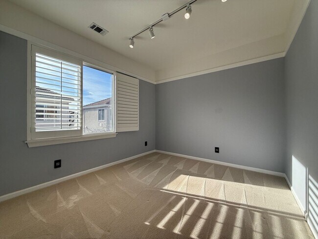 Building Photo - 20 Gonsalves Ct