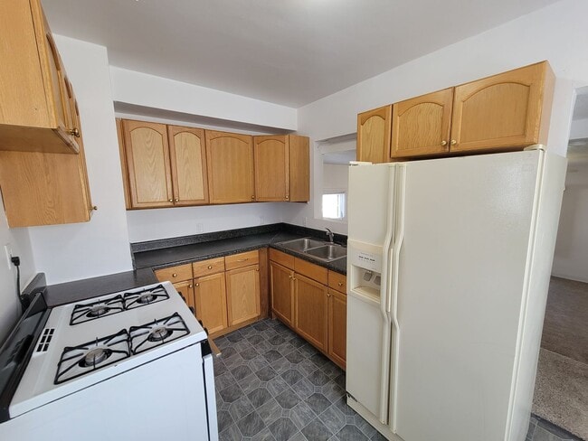 Building Photo - 3 Bed 2 Bath House