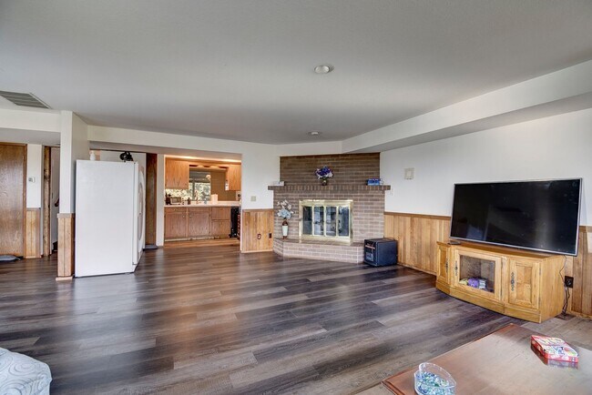 Building Photo - 3 Bedroom 2.5 bathroom spacious home with views of marina and downtown Oak Harbor