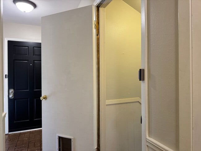 Building Photo - 2810 Roanoke Ln