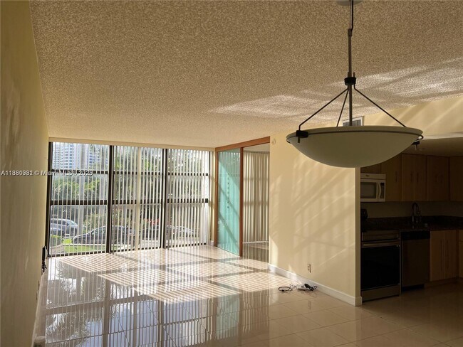 Building Photo - 200 Leslie Dr