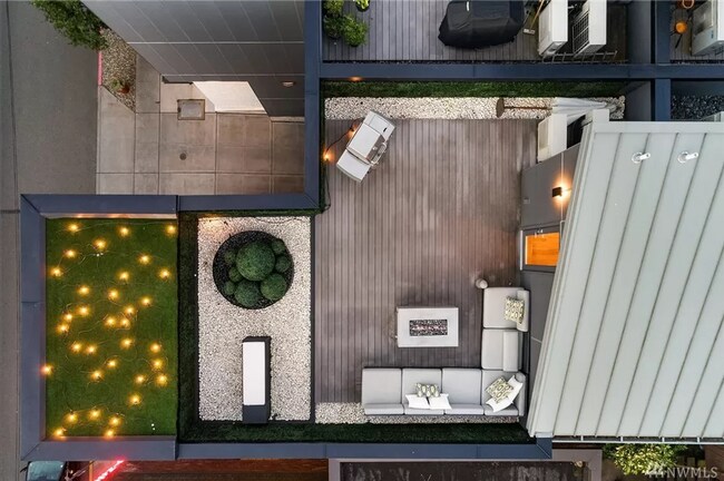 Building Photo - Stunning 2 Bed 3 Bath Home in Queen Anne