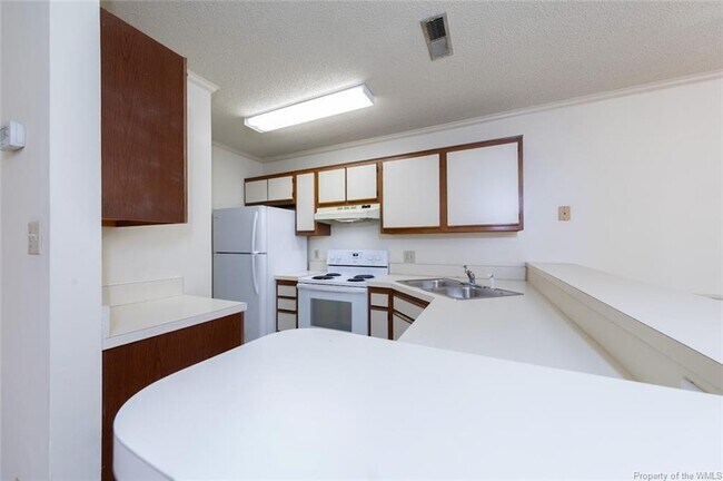 Building Photo - 105K Stratford Dr