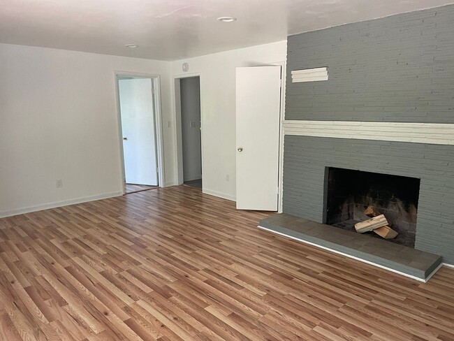 Building Photo - Charming 1 Bedroom Apartment in Seattle - ...