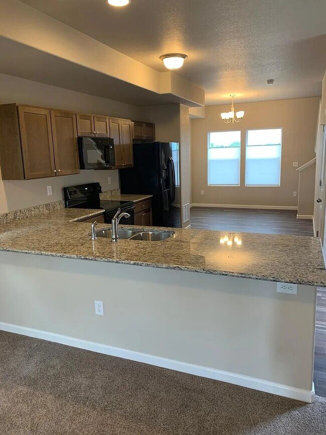 Building Photo - Paired Townhome in Chapel Heights