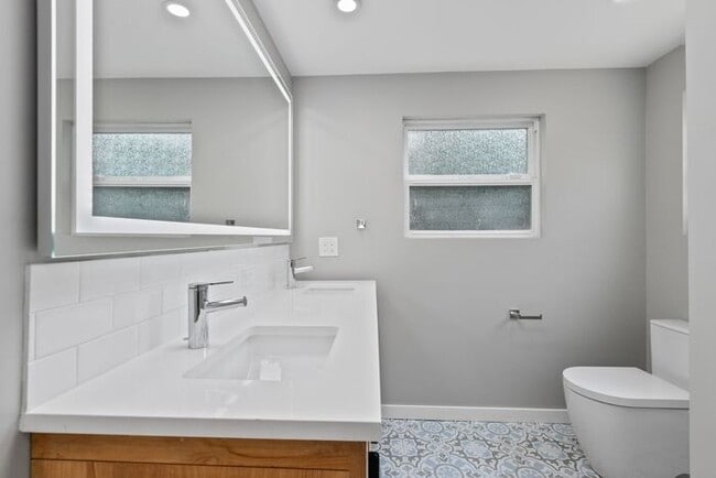 Building Photo - Elegant Air-Conditioned Newly Remodeled Matthews Beach Rambler