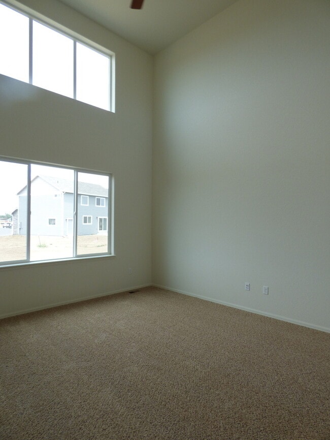 Building Photo - Spacious and Beautiful 3 Bed, 2.5 Bath Hom...
