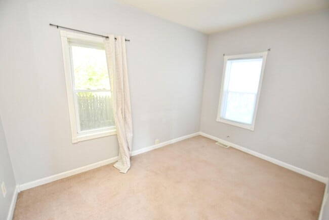 Building Photo - Mishawaka IN 2 Bedroom Home