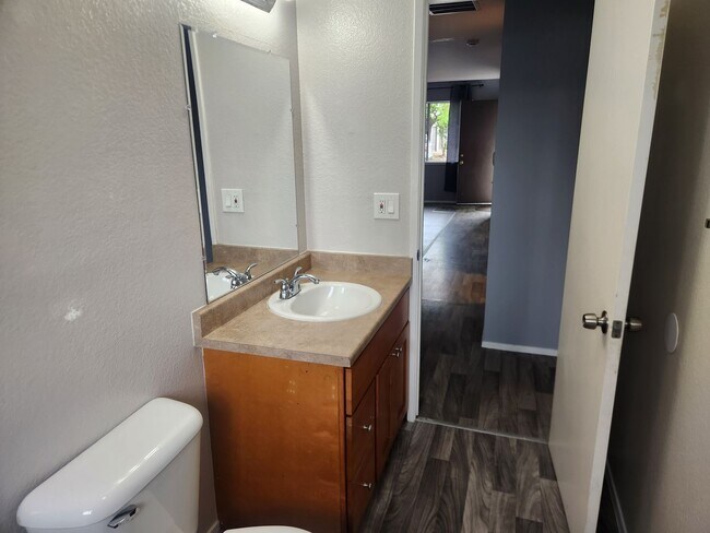 Building Photo - Charming 2-bedroom, 2- bathroom home in park like setting close to downtown Santa Rosa