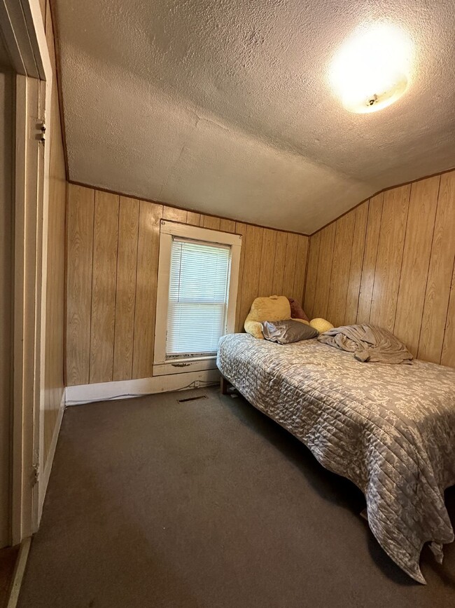 Building Photo - NO SECURITY DEPOSITS Great 3 bed 1 bath no...