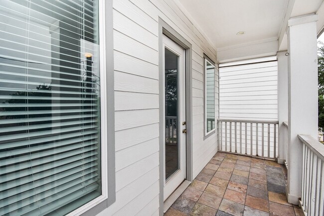 Building Photo - 1122 Live Oak St