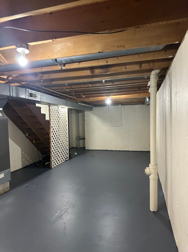 Building Photo - Two bedroom Townhouse off Lewis Ave near Alexis Rd.