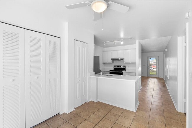 Building Photo - Beautiful Newly Renovated 2 Bedroom 2 Bath...