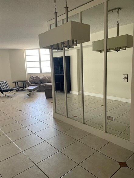 Building Photo - 801 Brickell Bay Dr