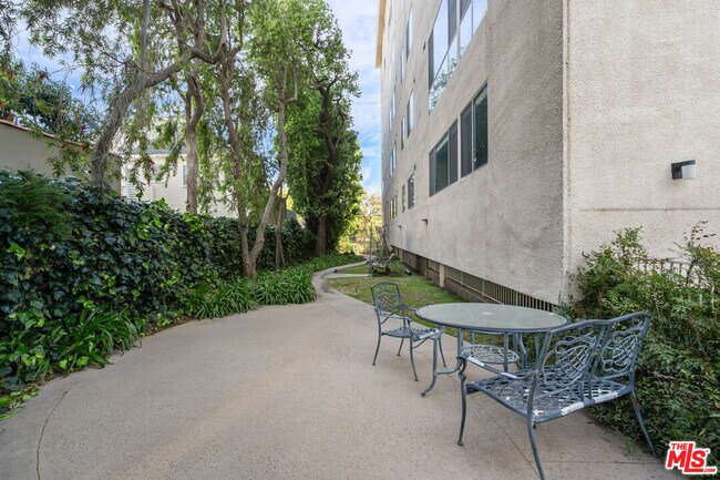 Building Photo - 441 N Oakhurst Dr
