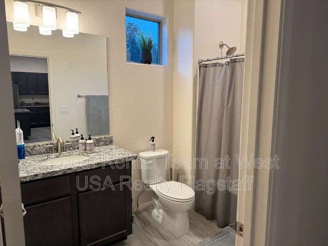 Building Photo - 1650 E Ponderosa Pkwy