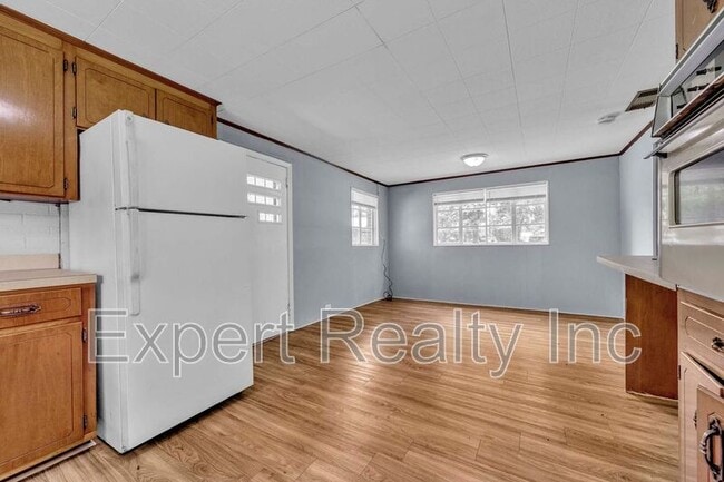 Building Photo - 216 Meadowood Ave