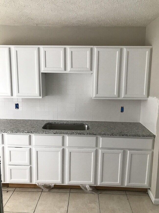 Building Photo - 2524 Red Robin Dr E