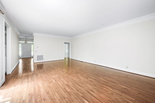 Building Photo - Awesome 3BE/2BA home in the heart of Green...
