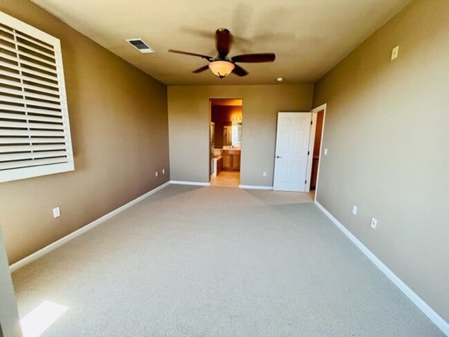 Building Photo - Beautiful 3BD/3BA, Two-Story Corner Unit C...