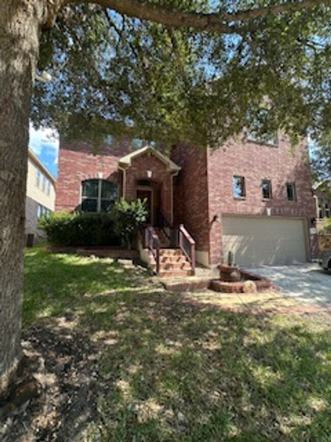 Building Photo - Move In Ready - Stunning 4 bd/2.5 Located ...