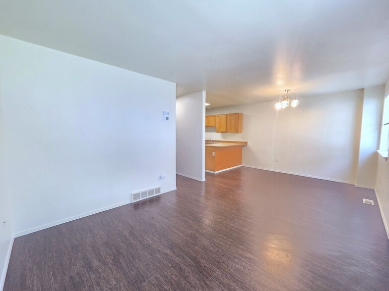 Building Photo - 407 E 8th Ave