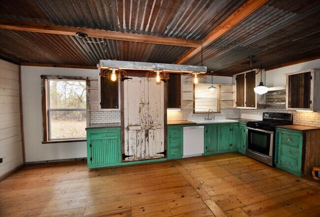 Building Photo - COMING SOON - FOR LEASE! Hard to Find Hors...