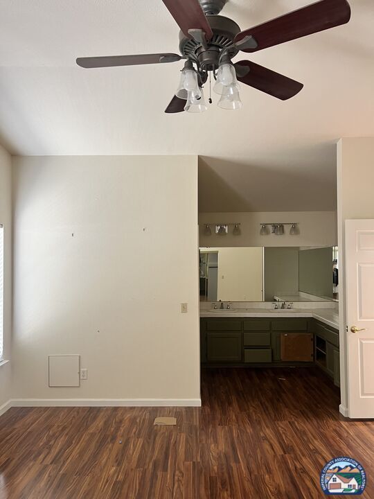 Building Photo - 1240 E Calle De Oro