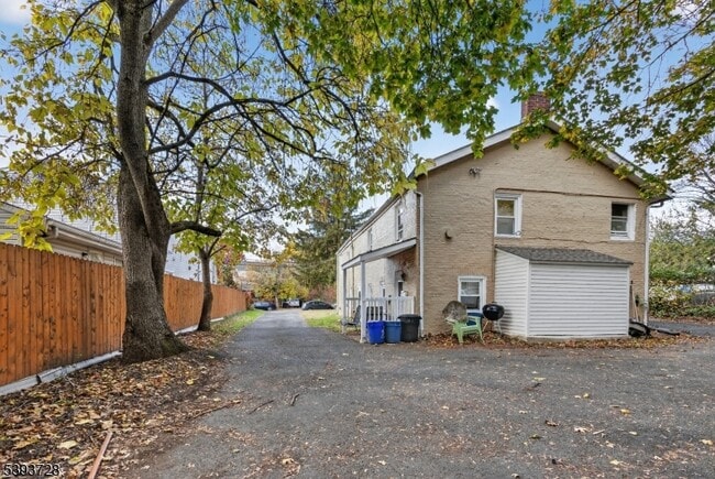 Building Photo - 148 Davenport St