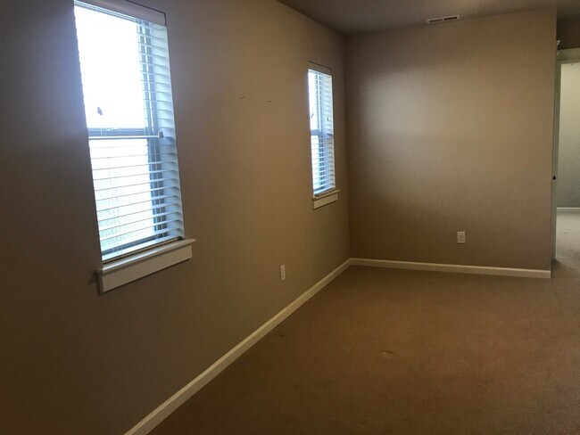 Building Photo - Beautiful NE Bend home, includes office an...