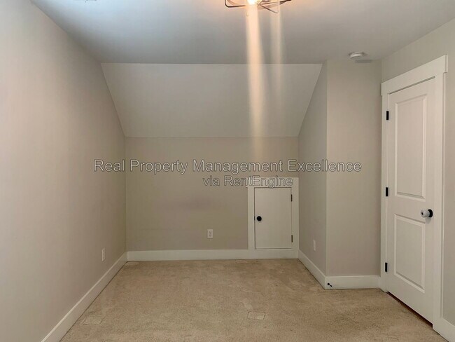 Building Photo - 443 Como Dr
