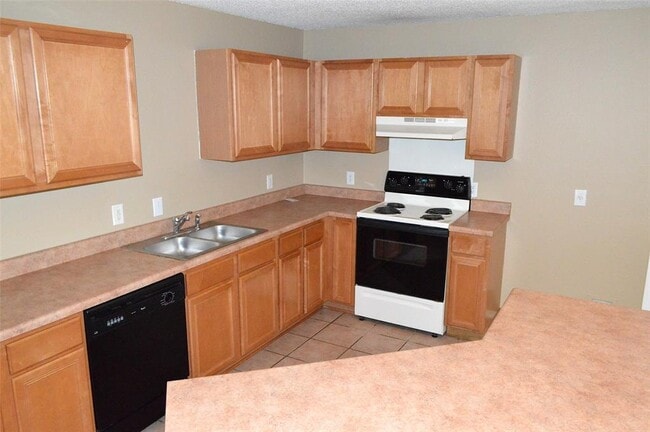 Building Photo - 2014 Carriage Club Dr