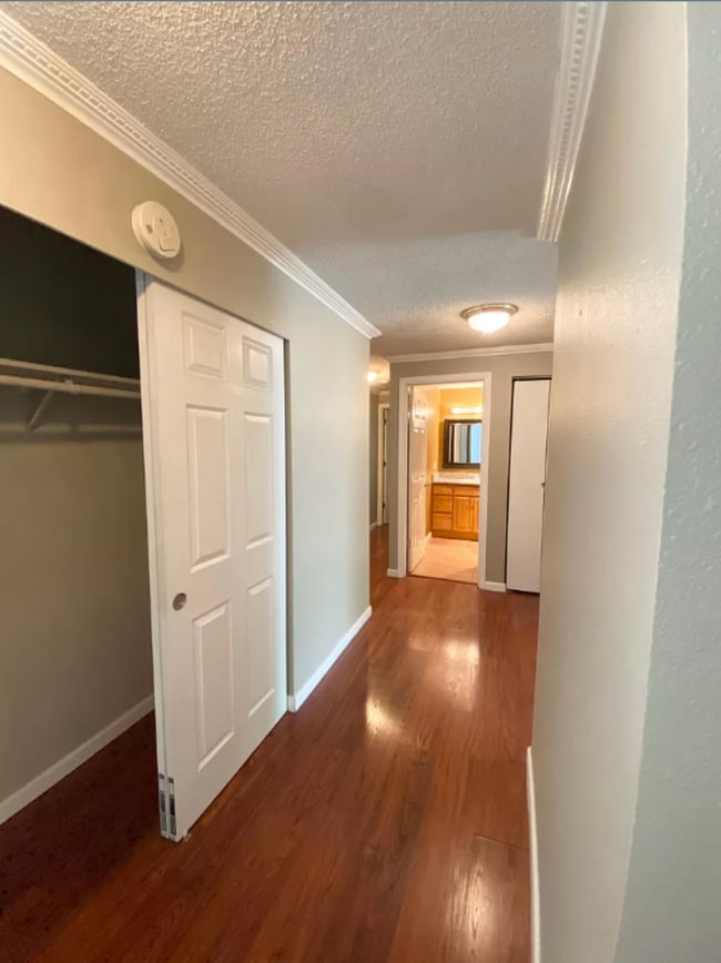 Building Photo - Spacious top floor condo with 3 sizable bedrooms & 2 baths