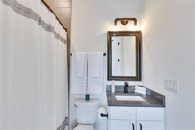 Building Photo - 808 Lydia St