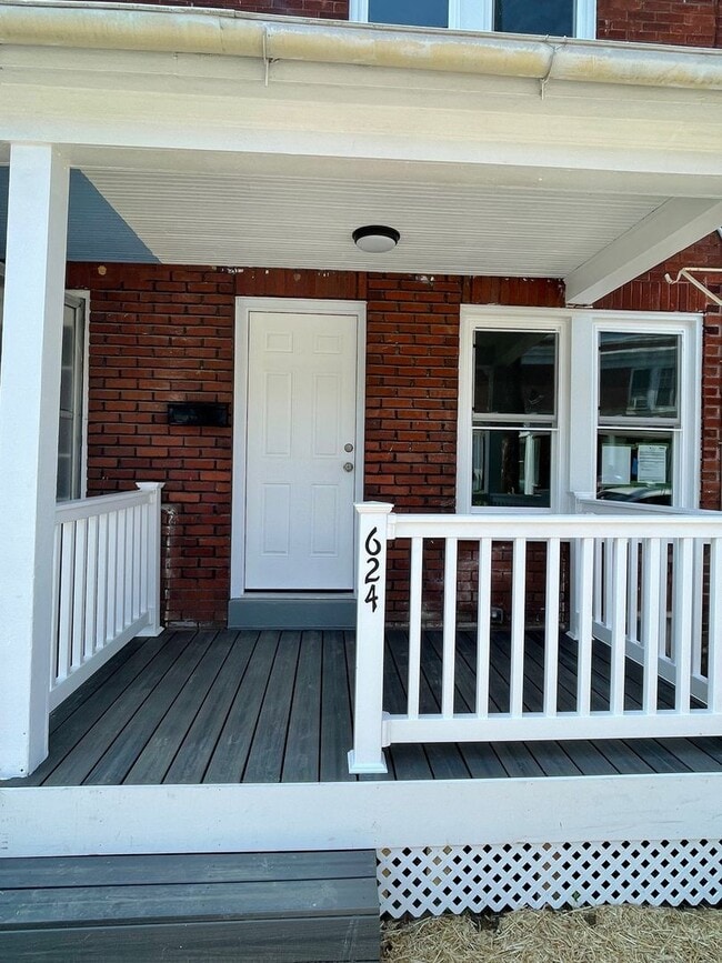 Building Photo - Renovated 2 Bedroom Lancaster City Home