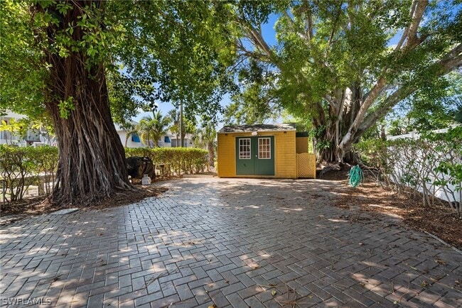 Building Photo - 4011 Tarpon Ave