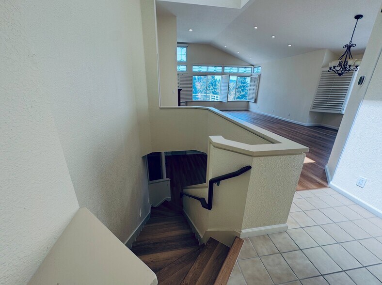 Building Photo - 6120 Lakeview Cir
