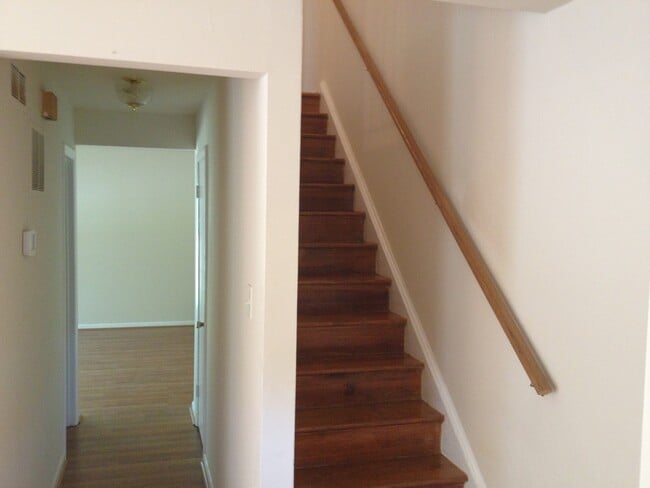 Building Photo - 4 Bedroom Townhouse - Chesterfield