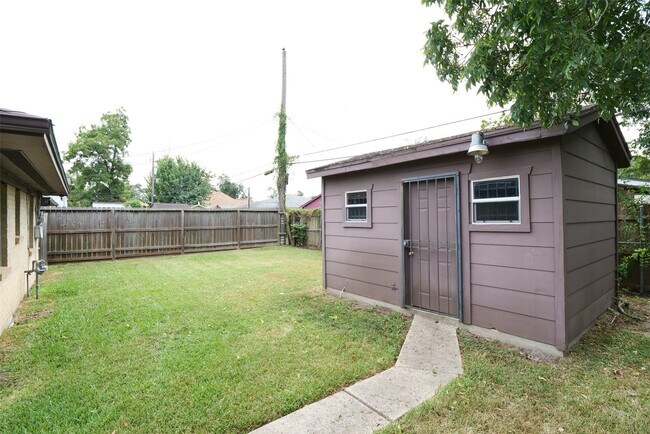 Building Photo - 6118 Rietta St