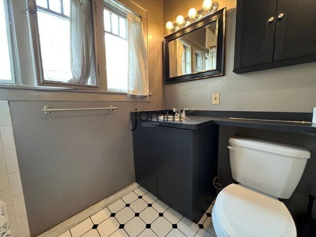 Building Photo - 3232 Clarendon Rd