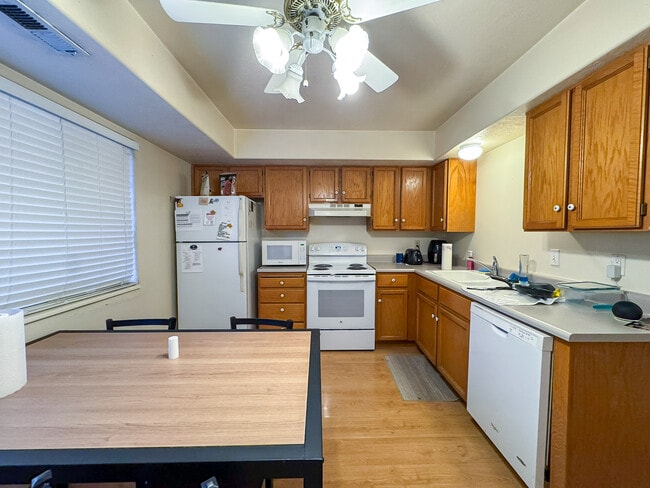 Building Photo - 582 N 500 E