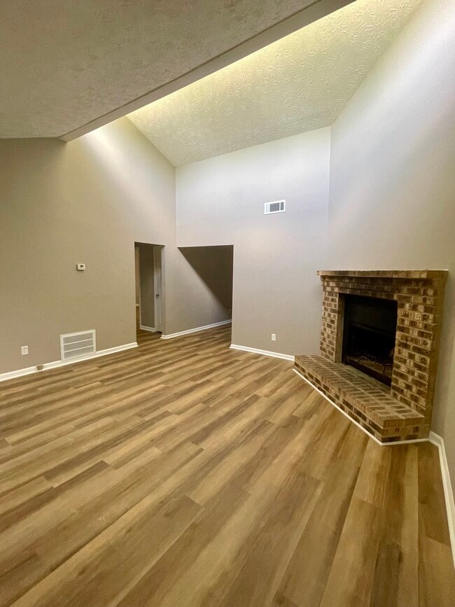 Building Photo - 425 Lexington Heights