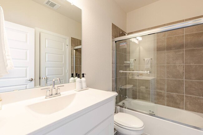 Building Photo - 810 Resort Dr