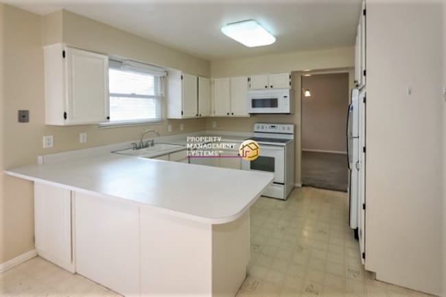 Building Photo - Spacious 4 Bedroom Murray Home