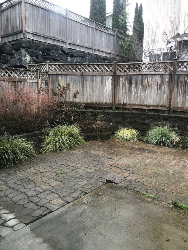 Building Photo - 4 Bed 3 Bath Gated Townhome Near Maplewood Golf