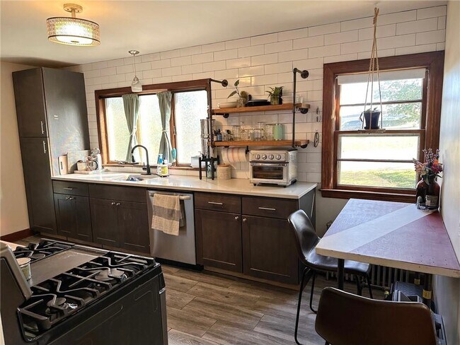 Building Photo - 749 W Main Rd