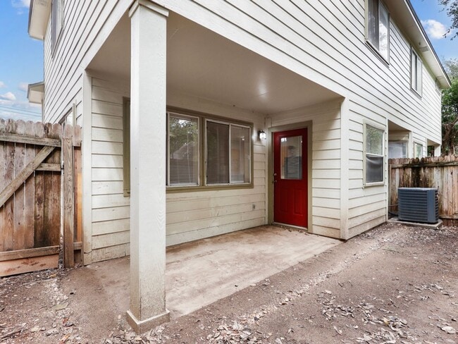 Building Photo - Stylish & Spacious 3-Bedroom Home Perfect for Students and Families