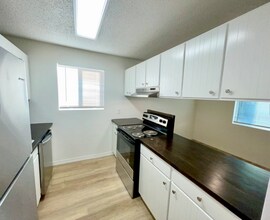 Building Photo - DESIRABLE MILLWOOD NEIGHBORHOOD ON TREE LI...